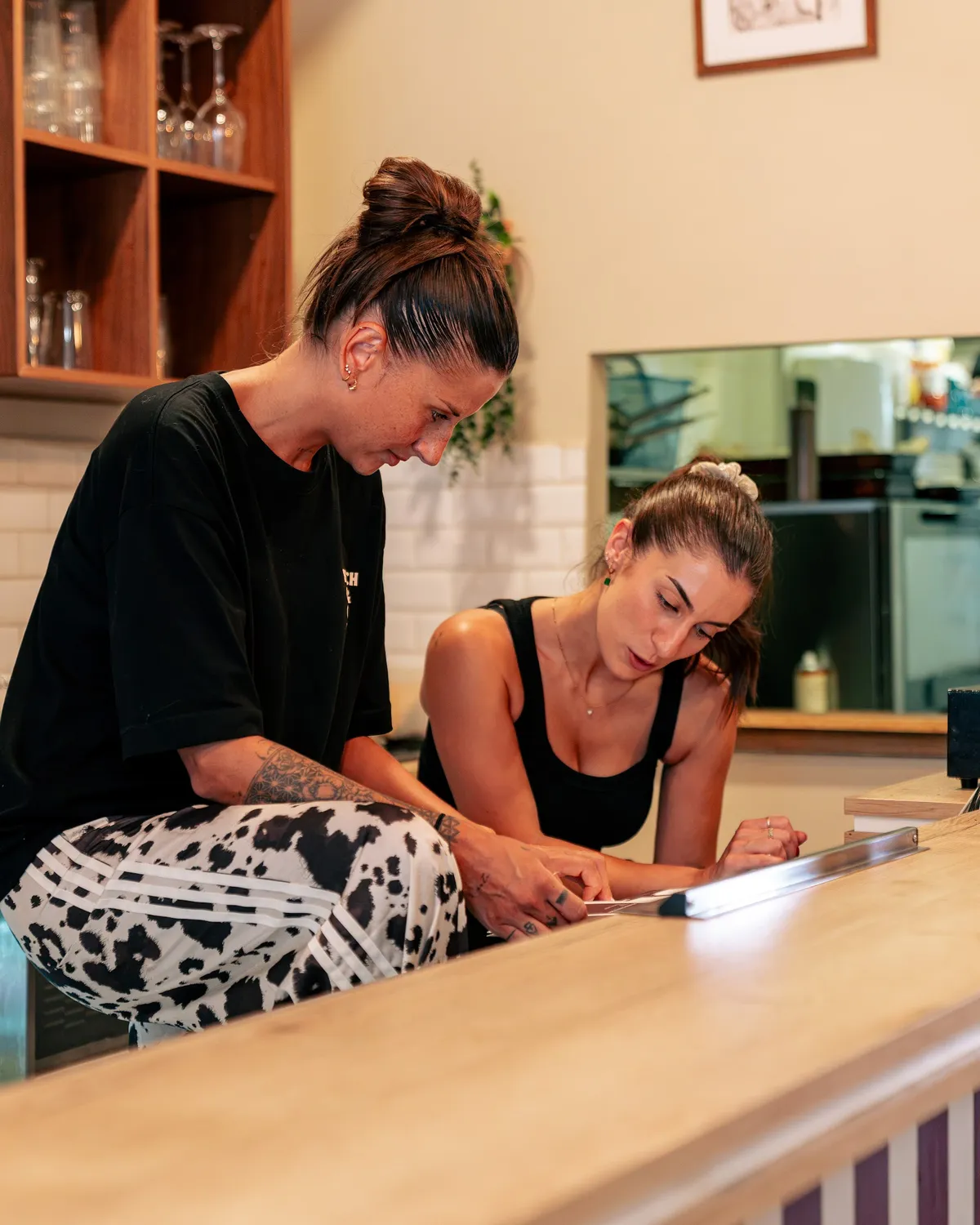 L'équipe au comptoir, AB Cafe à Saint-Raphaël