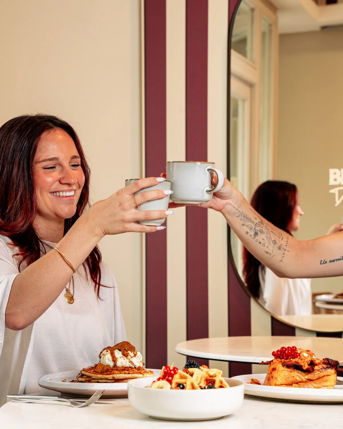 Clientes qui trinquent autour du brunch, AB Cafe à Saint-Raphaël