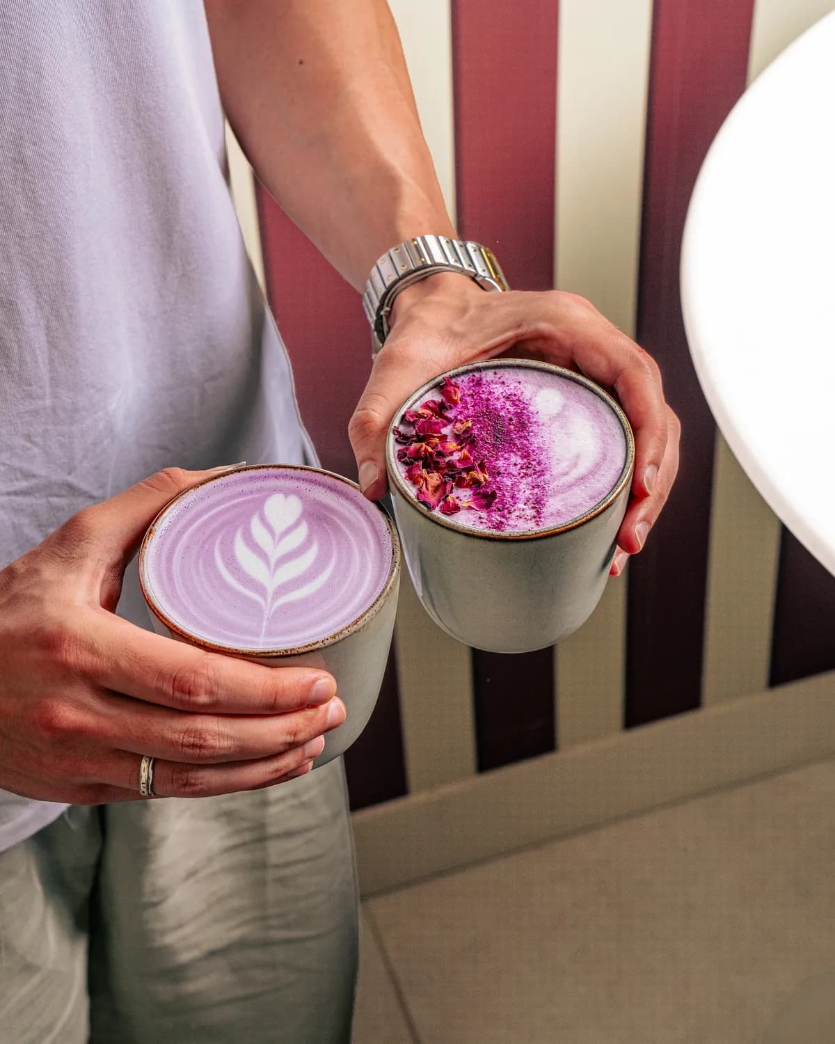 Ube latte et latte rose tenus à la main, AB Cafe à Saint-Raphaël