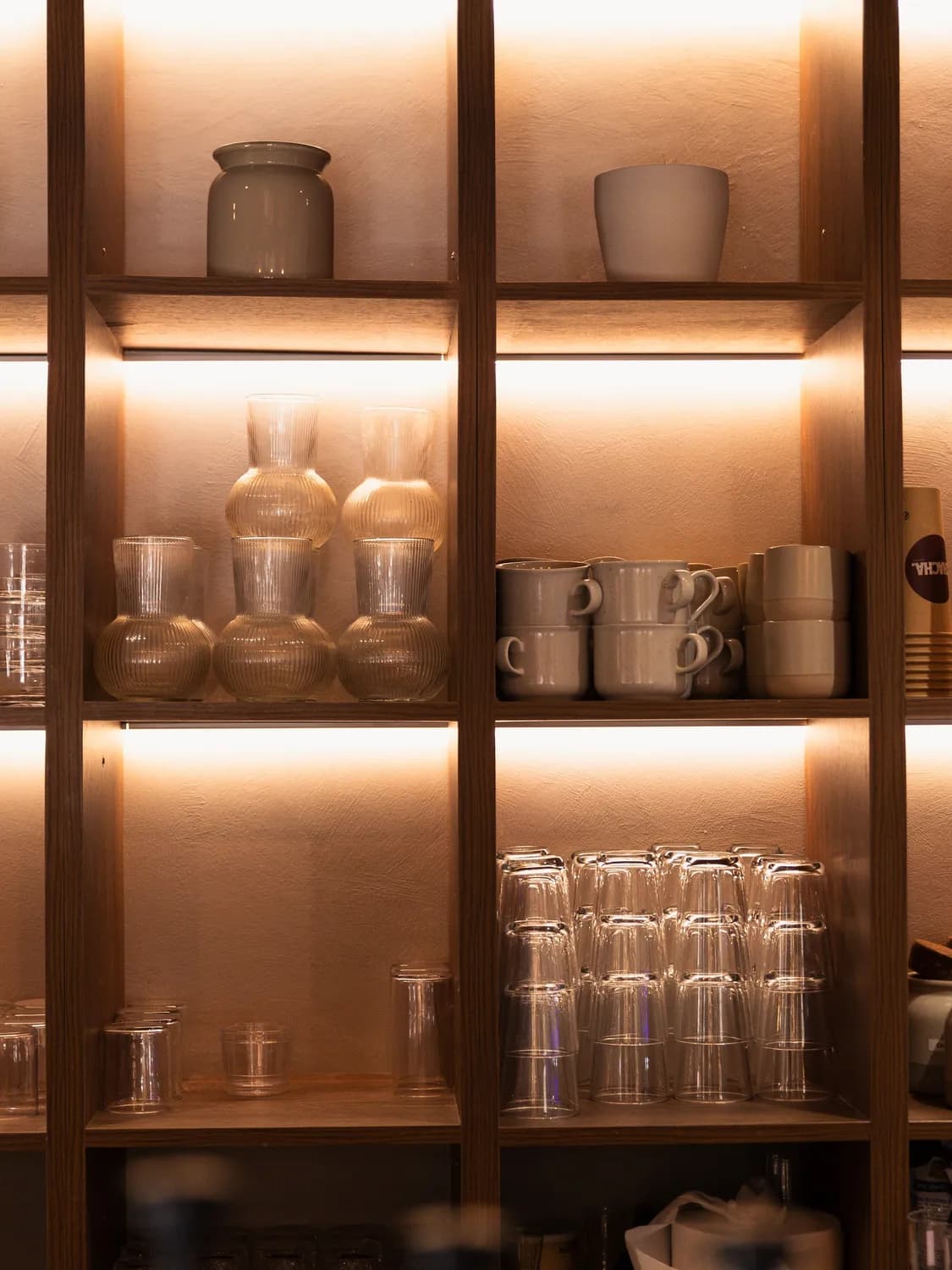 Étagère éclairée de tasses et de verres, Chacha à Fréjus