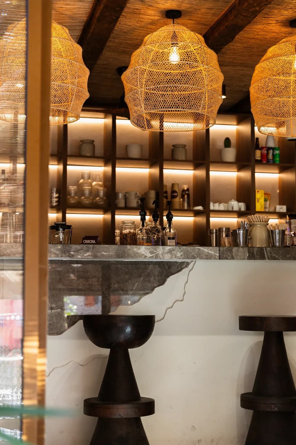 Le bar et ses suspensions en rotin, Chacha à Fréjus