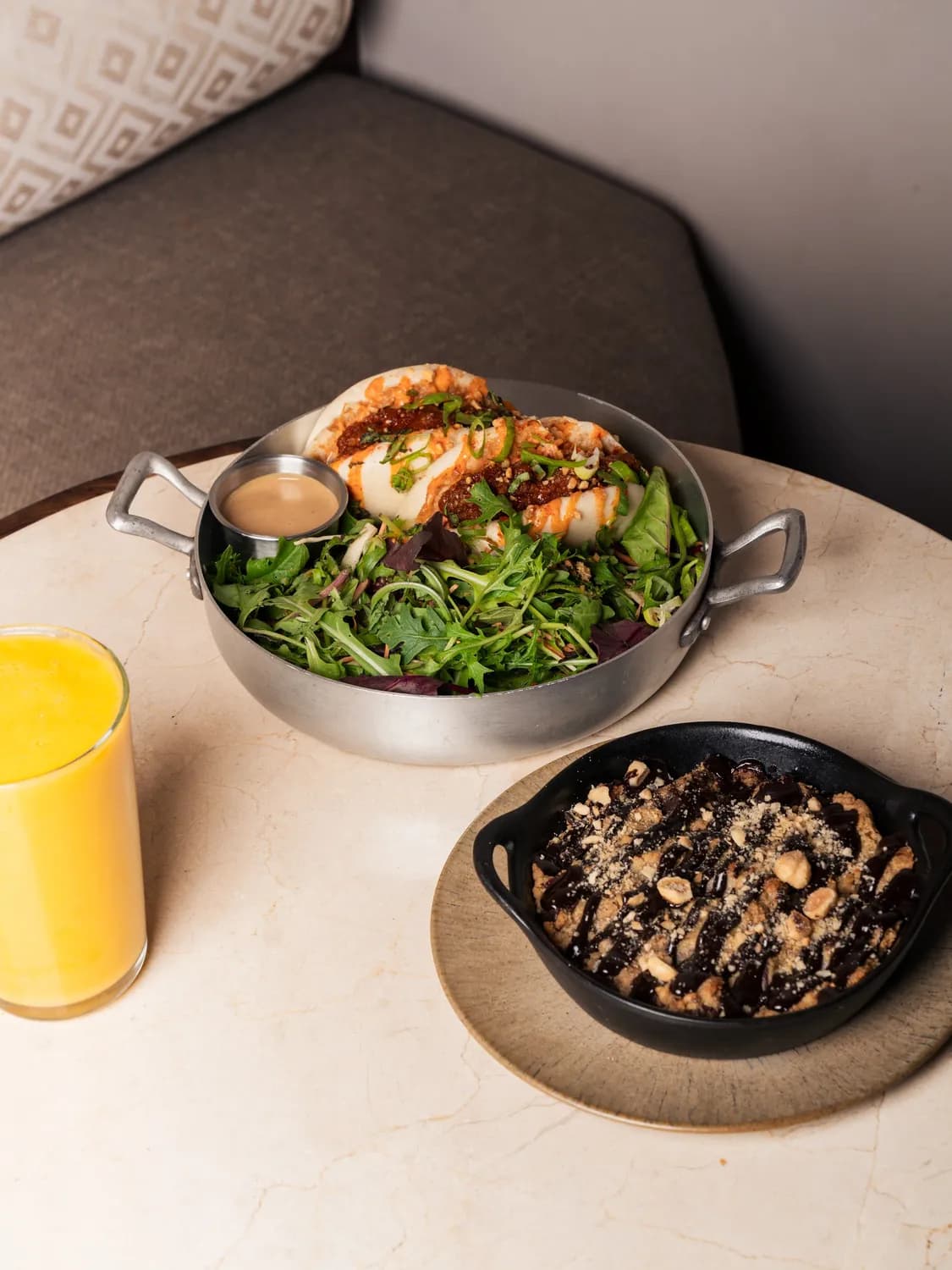 Salade, plat chaud et jus d'orange pressé, Chacha à Fréjus