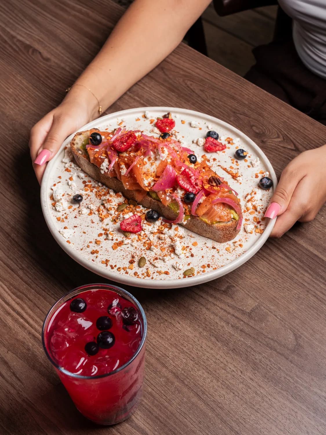 Toast aux fruits rouges et boisson fraîche, Chacha à Fréjus