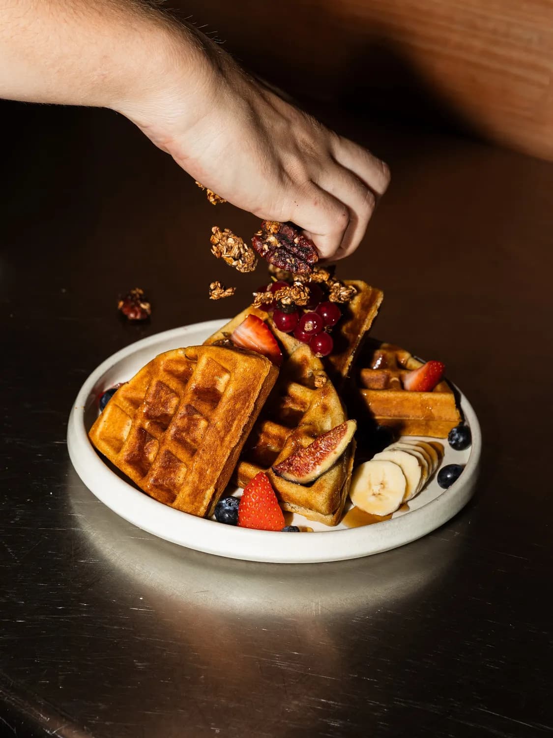 Gaufre aux fruits frais saupoudrée de granola, Chacha à Fréjus