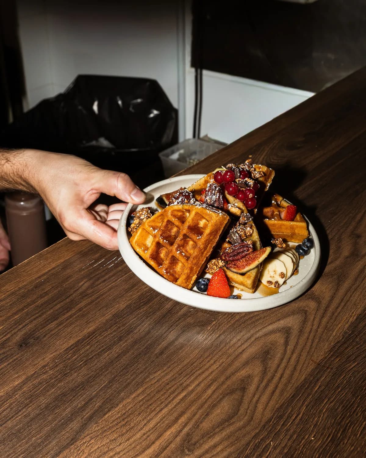 Gaufre aux fruits servie à table, Chacha à Fréjus