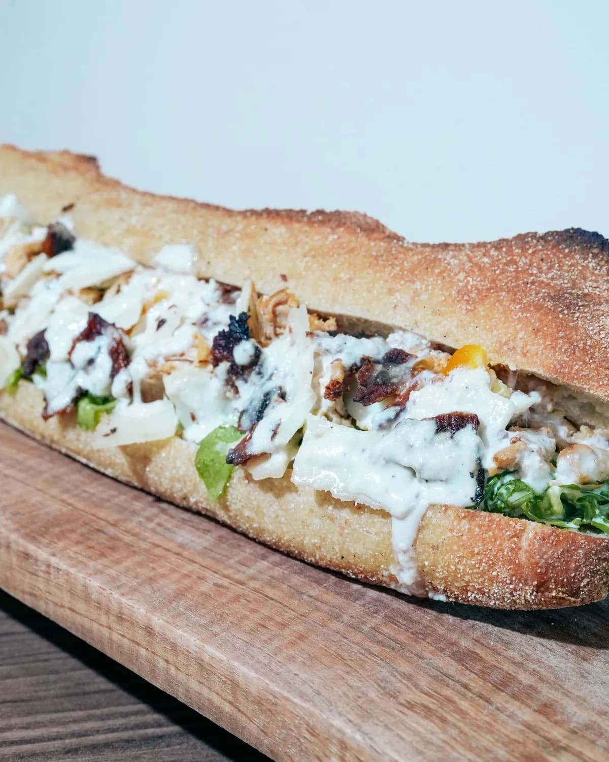 Baguette garnie sur planche en bois, Klub à Saint-Raphaël