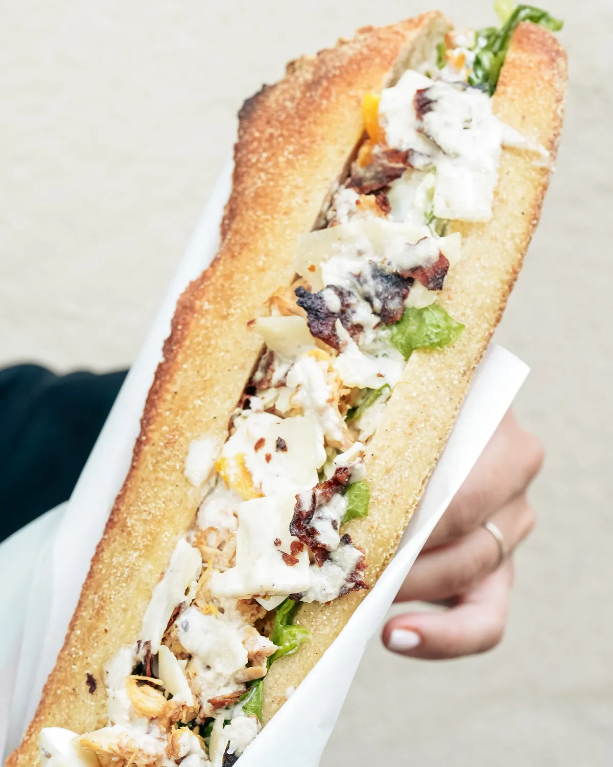 Baguette garnie au poulet en gros plan, Klub à Saint-Raphaël