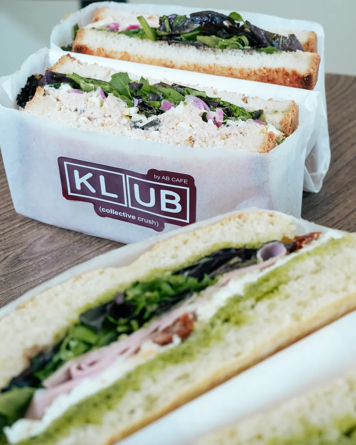 Deux sandwichs dans leur papier Klub, Klub à Saint-Raphaël