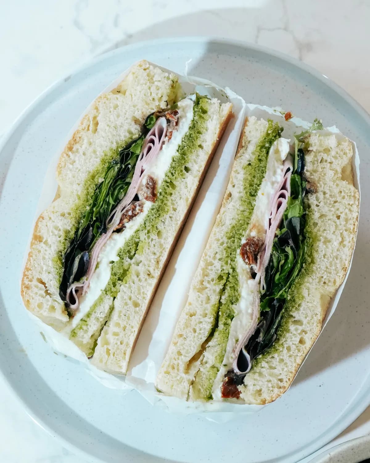 Sandwich jambon, mozzarella et pesto coupé en deux, Klub à Saint-Raphaël