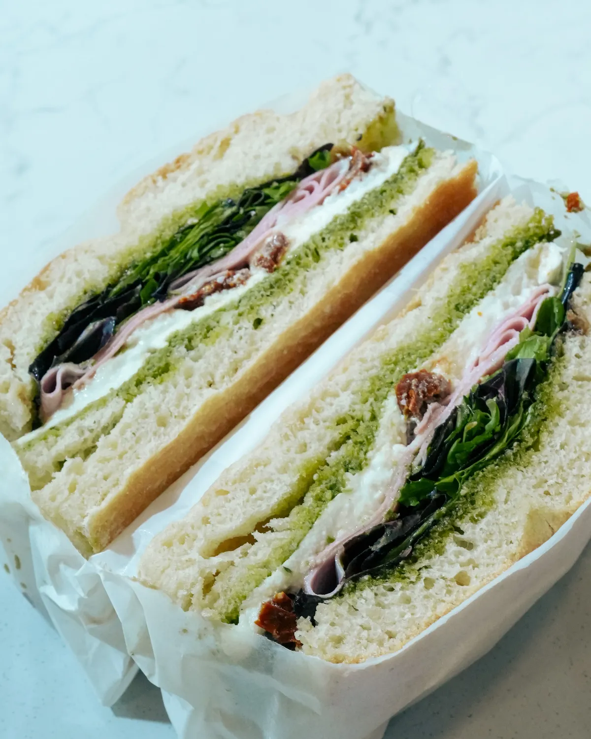 Sandwich au pesto dans son papier, Klub à Saint-Raphaël